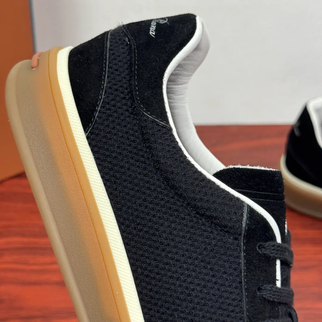 Batch 740 Loro Piana Tennis Walk men's moral training sneakers! These new textured leather tennis shoes feature an ultra-low-top design for year-round wear and are water-resistant. The wrapped sole creates an effortlessly attractive color combination that harmoniously blends functionality with understated style. The ideal footwear option for urban dressing. The heel is decorated with a soft calfskin tongue with Kummel color inserts and an embossed LP logo. Cotton shoelaces. Material: Upper: Gray woven stitching with cowhide accents! Sole: Rubber lining: Cow leather original rubber sole, excellent foot comfort, complete package! Size: 39-40-41-42-43-44 leather shoe size (38.4546 can be customized) Item number: FAM1316 black
